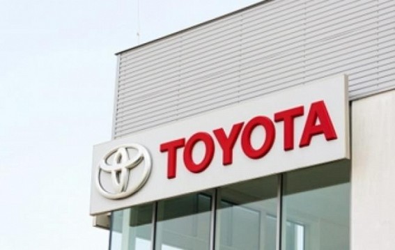 Toyota dethrones GM as top-selling automaker in US for 1st time Toyota dethrones GM as top-selling automaker in US for 1st time