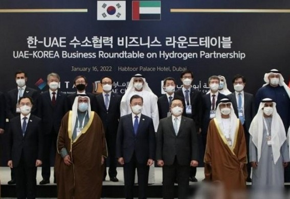S.Korea, UAE to speed up cooperation in hydrogen ecosystem: Moon