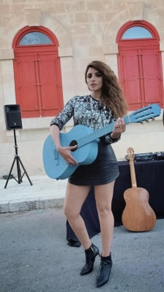 Shama Sikander learns to play guitar for 'Majnu Remix' with Mika Singh