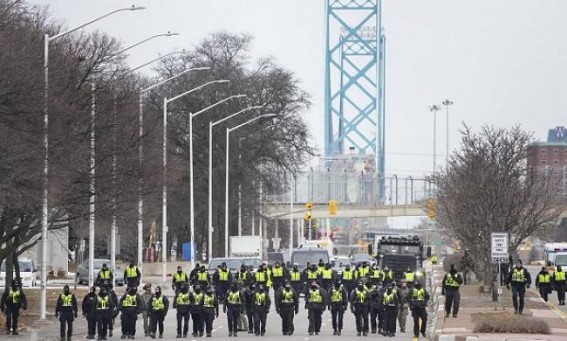Police make progress towards reopening key Canada-US border bridge Police make progress towards reopening key Canada-US border bridge