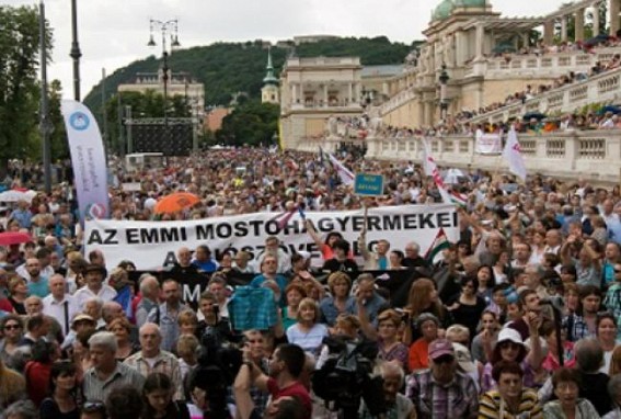 Teachers protest in Budapest for higher wages