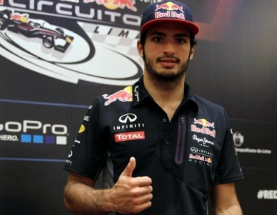 Carlos Sainz renews contract with Ferrari, to remain with team till 2024