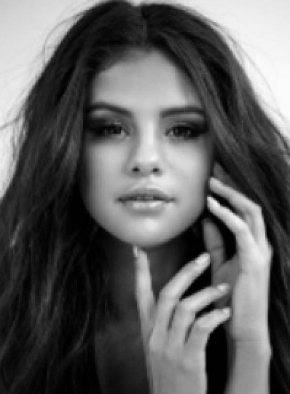 Selena Gomez pokes fun at her dating age range: '31 to coffin'