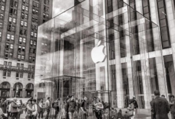 Top Apple corporate attorney pleads guilty to insider trading