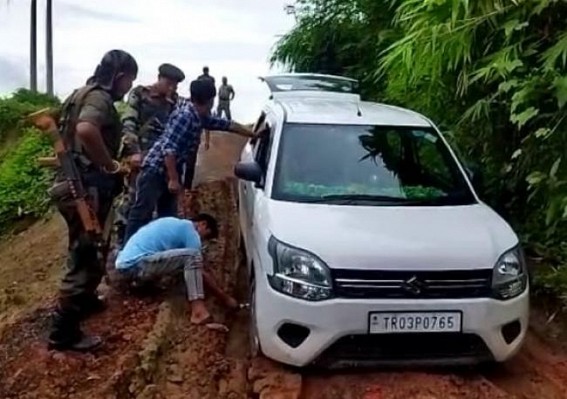 Dilapidated road shapes troubles travelers in Gandachera Dilapidated road shapes troubles travelers in Gandachera