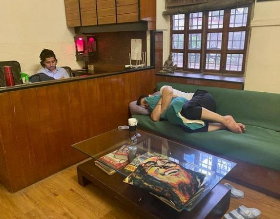 Aamir takes power nap in the thick of 'Laal Singh Chaddha' post-production Aamir takes power nap in the thick of 'Laal Singh Chaddha' post-production