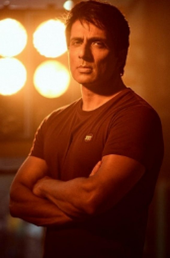 Sonu Sood, Team MTV 'Roadies' donates 1,000 raincoats to Mumbai Police Sonu Sood, Team MTV 'Roadies' donates 1,000 raincoats to Mumbai Police