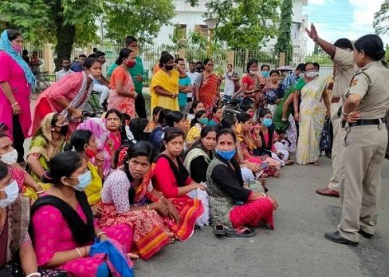 Teachers’ Crisis: Parents Blocked Road as a dynamic Teacher was Transferred amid heavy Teachers’ Crisis: Parents demand more 9 Teachers in Umakanta Bengali Medium School