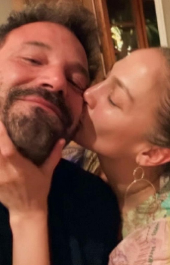 Jennifer Lopez and Ben Affleck get legally wedded in Las Vegas; She also adds his surname Jennifer Lopez and Ben Affleck get legally wedded in Las Vegas; She also adds his surname