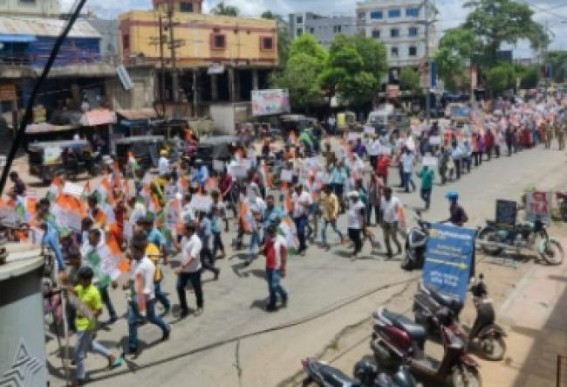 Odisha Cong takes out protest march to Raj Bhavan against price hike Odisha Cong takes out protest march to Raj Bhavan against price hike