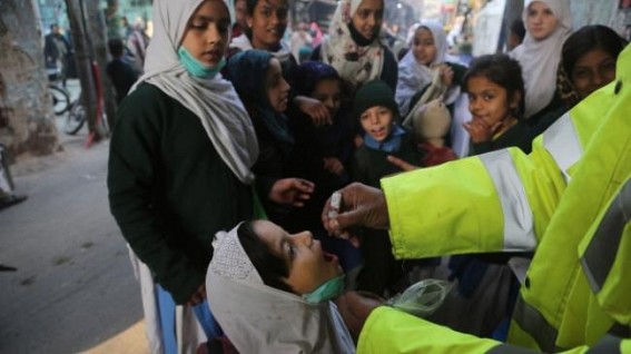 Gunmen kill 2 policemen in Pak on polio vaccination duty Gunmen kill 2 policemen in Pak on polio vaccination duty