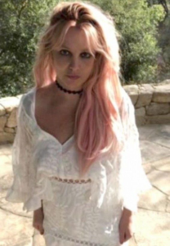 Britney Spears grooves to 2017 hit number 'Feel It Still' in her studio Britney Spears grooves to 2017 hit number 'Feel It Still' in her studio