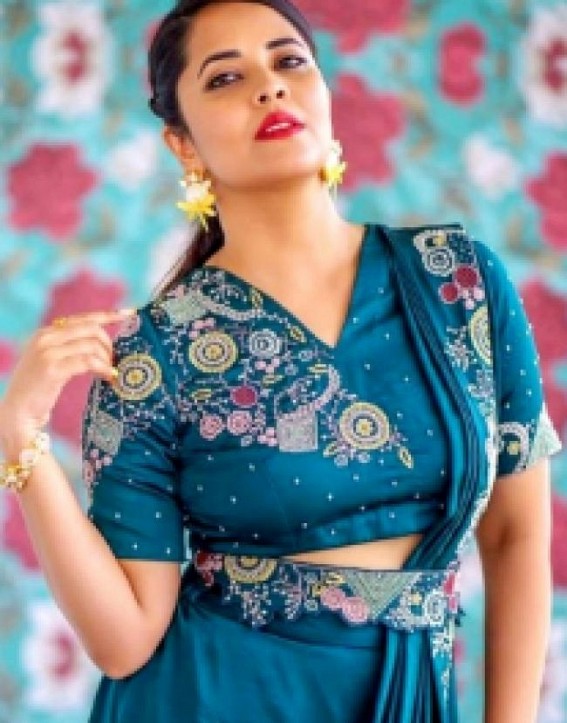 Tollywood Twitter war: Anasuya Bharadwaj warns Deverakonda's fans Tollywood Twitter war: Anasuya Bharadwaj warns Deverakonda's fans