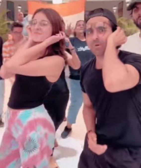 'What a knock, Hardik', says Kartik; Ayushmann, Ananya dance to 'Kala Chashma' 'What a knock, Hardik', says Kartik; Ayushmann, Ananya dance to 'Kala Chashma'