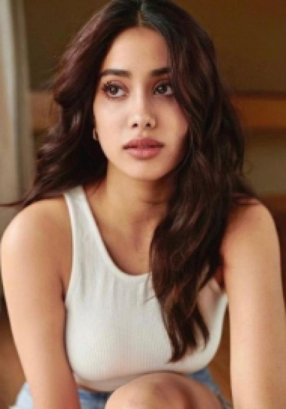 Janhvi Kapoor reminisces playing 'teacher-teacher' with sister Khushi Janhvi Kapoor reminisces playing 'teacher-teacher' with sister Khushi