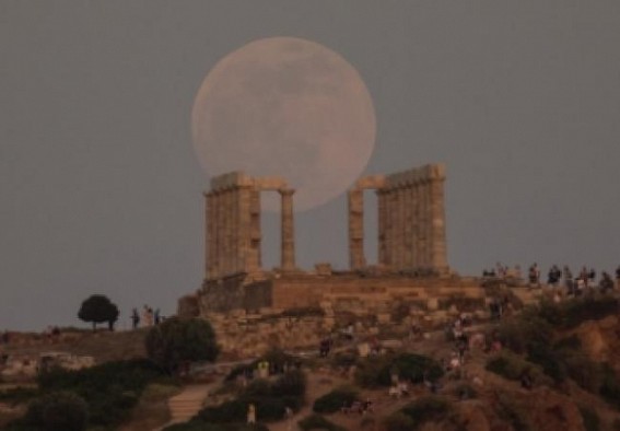 Greek tourism revenues to hit new records this year Greek tourism revenues to hit new records this year