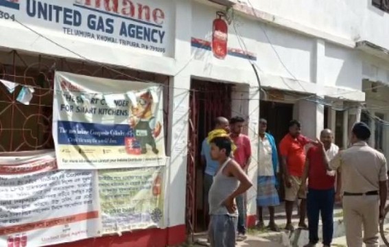 Hanging Body of a Youth Found inside a Gas Agency Office in Teliamura Hanging Body of a Youth Found inside a Gas Agency Office in Teliamura