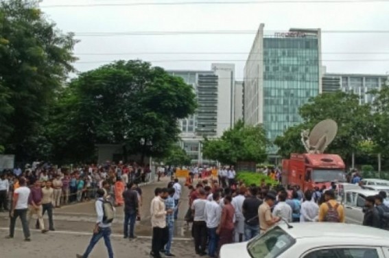 Mulayam supporters grieve outside Gurugram hospital Mulayam supporters grieve outside Gurugram hospital