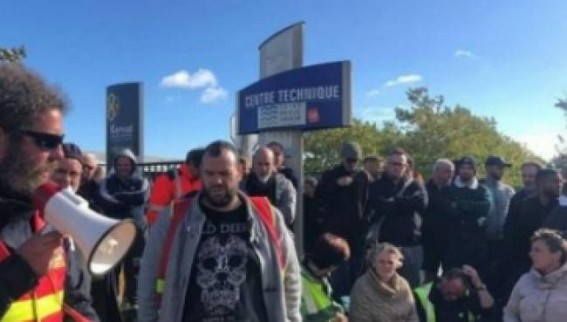Fears of fuel shortage grow in France as strikes at refineries continue Fears of fuel shortage grow in France as strikes at refineries continue