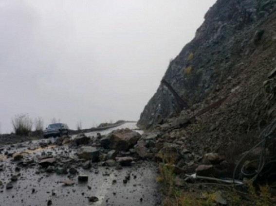 Highway in California closed due to rockslides Highway in California closed due to rockslides