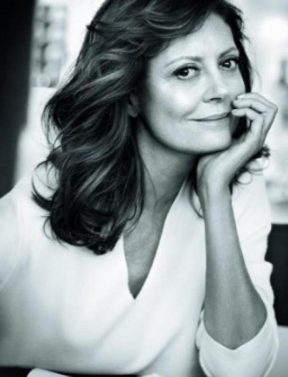Susan Sarandon casually comes out as bisexual on late night chat show Susan Sarandon casually comes out as bisexual on late night chat show