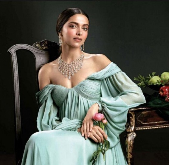 Unfazed by 'Besharam Rang' row, Ranveer gets sassy with Deepika Unfazed by 'Besharam Rang' row, Ranveer gets sassy with Deepika