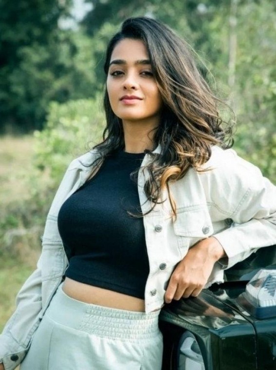 Actress Gayathrie Shankar's birthday wish to mom wins hearts Actress Gayathrie Shankar's birthday wish to mom wins hearts