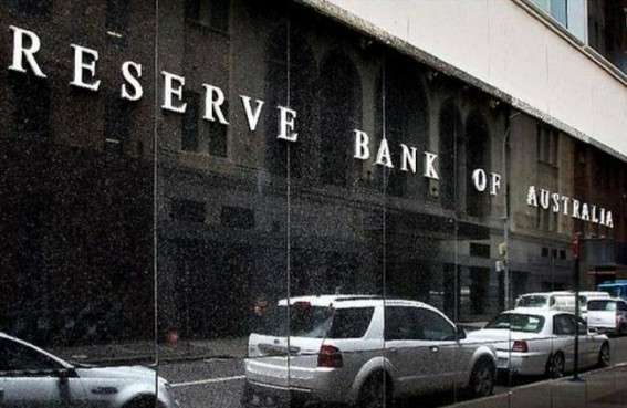 Aus central bank keeps interest rate at record low