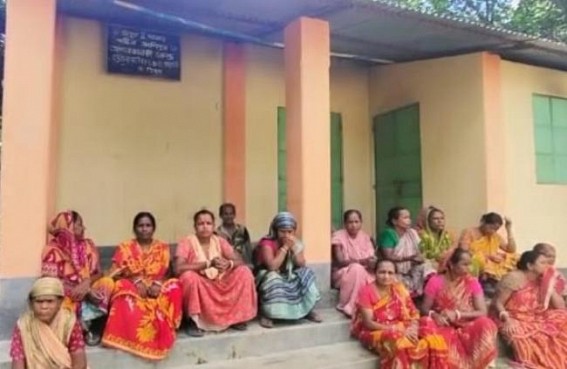 Anganwadi Center in South Kashipur has remained in terrible shape for a long time without a teacher, local people demanded recruitment of a teacher in the Anganwadi Center Anganwadi Center in South Kashipur has remained in terrible shape for a long time without a teacher, local people demanded recruitment of a teacher in the Anganwadi Center