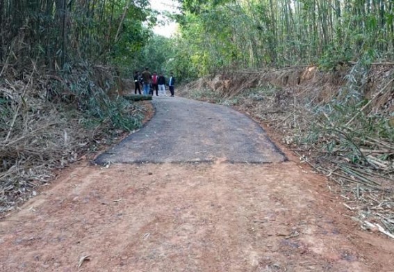 Massive Corruption in Road Construction under ‘Double Engine’ Govt : Locals stopped Construction demanding a ‘Better’ Quality’s Road Massive Corruption in Road Construction under ‘Double Engine’ Govt : Locals stopped Construction demanding a ‘Better’ Quality’s Road