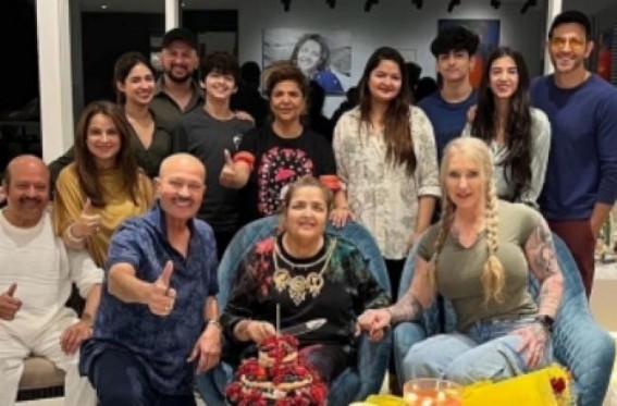 Hrithik, Saba Azad join family on Sunaina Roshan's birthday Hrithik, Saba Azad join family on Sunaina Roshan's birthday