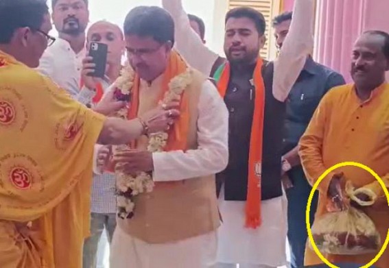 New Culture at Durga Temple, Thanks to BJP : Priest was forced to Garland BJP CM Candidate in front of Goddess Durga at Royal Durga Bari
