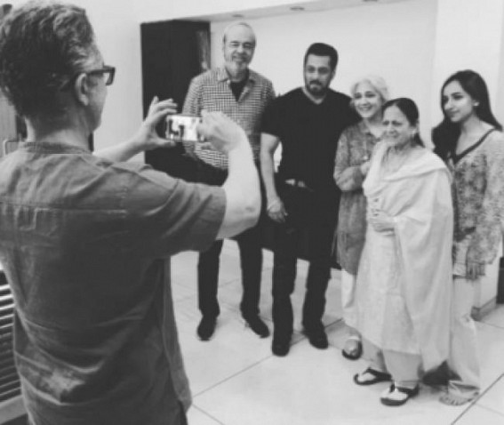 Aamir turns photographer as Salman poses with his family Aamir turns photographer as Salman poses with his family