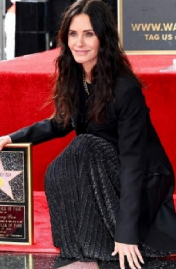 Courteney Cox appears at Hollywood Walk of Fame to do a spot of cleaning up