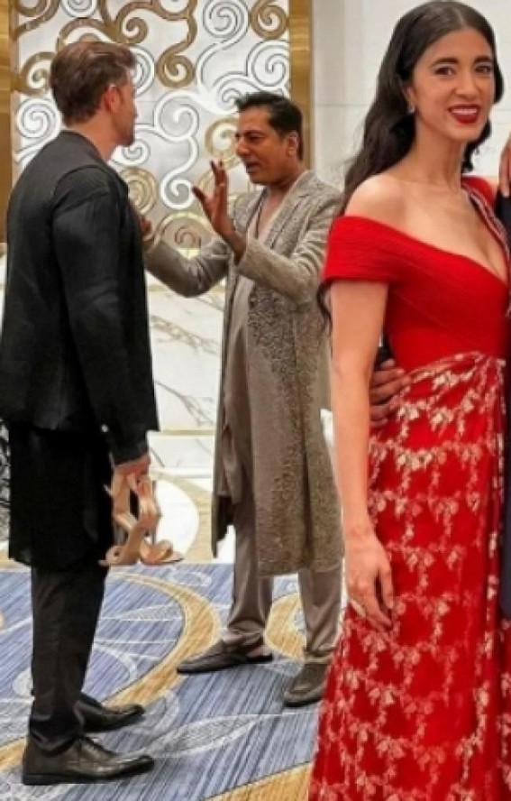 Hrithik Roshan holds girlfriend Saba's heels, pic takes over the internet Hrithik Roshan holds girlfriend Saba's heels, pic takes over the internet