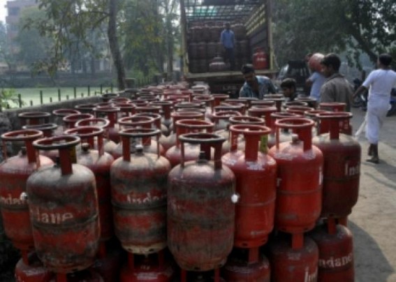 Commercial LPG cylinder price cut by Rs 171.50, cooking gas price kept unchanged Commercial LPG cylinder price cut by Rs 171.50, cooking gas price kept unchanged