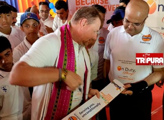 Indian Oil Authority felicitated Lance Klusener in Agartala Indian Oil Authority felicitated Lance Klusener in Agartala