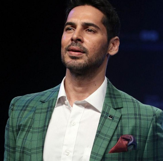 Dino Morea's phone goes dead at Mumbai airport, seeks help from paparazzi Dino Morea's phone goes dead at Mumbai airport, seeks help from paparazzi