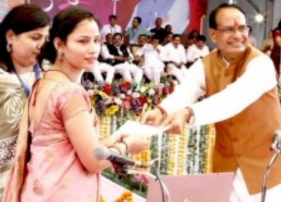 It's freebies vs. freebies as BJP, Cong woo voters in poll-bound MP It's freebies vs. freebies as BJP, Cong woo voters in poll-bound MP