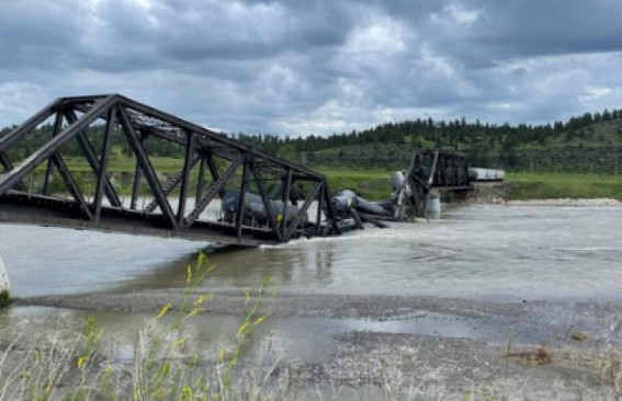 US: Freight train plunges into river after Montana bridge collapse