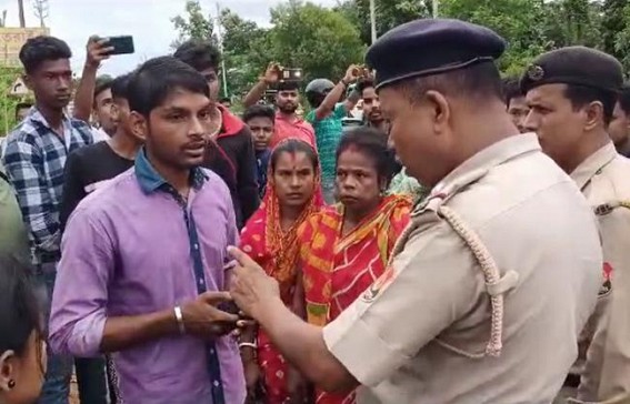 Man loots 7 Persons promising Loan and Insurance from Axis Bank : Arrested by Santir Bazar Police Man loots 7 Persons promising Loan and Insurance from Axis Bank : Arrested by Santir Bazar Police
