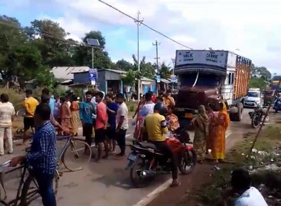 Public blocked road in Udaipur Jamjuri protesting against pathetic road condition 