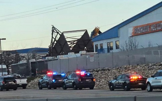 Three killed in hangar collapse at US airport Three killed in hangar collapse at US airport