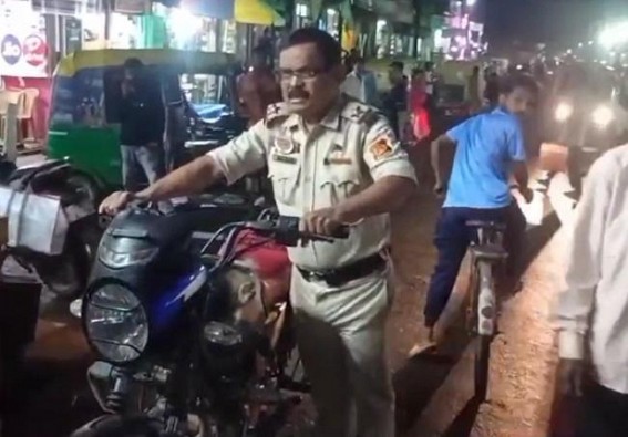 Police raided school field in evening ; caught 2 bikes seized Police raided school field in evening ; caught 2 bikes seized