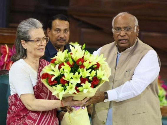 Sonia Gandhi unanimously Re-elected as Congress Chairperson Sonia Gandhi unanimously Re-elected as Congress Chairperson
