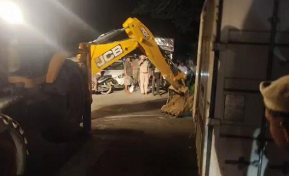 Container Falls Off Truck, Blocks National Highway in Tripura Container Falls Off Truck, Blocks National Highway in Tripura