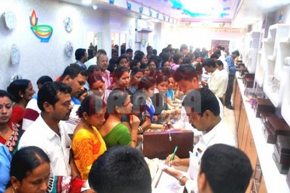 People gear up to celebrate auspicious ‘Dhanteras’ People gear up to celebrate auspicious ‘Dhanteras’