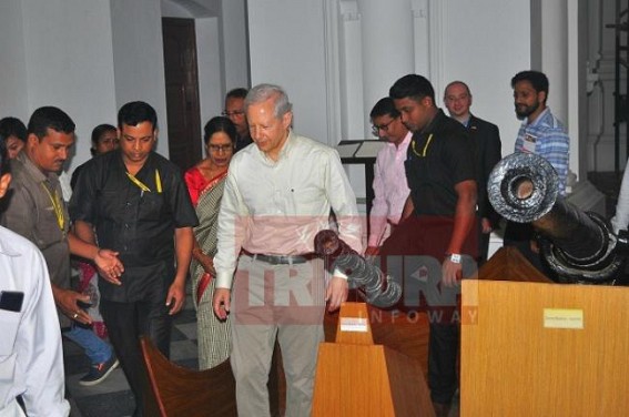 US Ambassador Kenneth Juster visits State Museum 