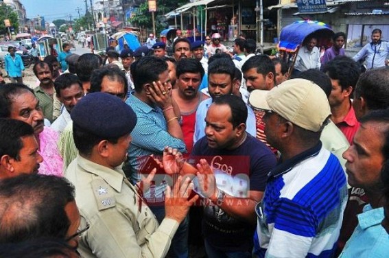 AMC's city management drive in Durga puja market irks resentment among shopkeepers, hawkers 
