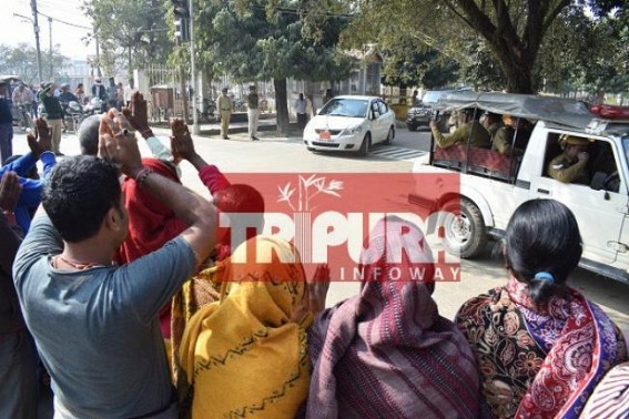 Tripura CMâ€™s  major embarrassment in â€˜CPI-Mâ€™s Golden Eraâ€™ : Harijans offer â€˜Pranamsâ€™ to Manik Sarkar demanding regularization before Cabinet meeting 